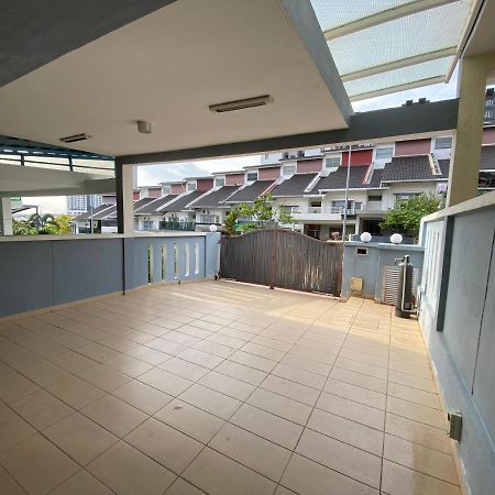 Entire Residential Home•Jia Residences Bkt Serdang沙登温暖的家 Seri Kembangan Extérieur photo
