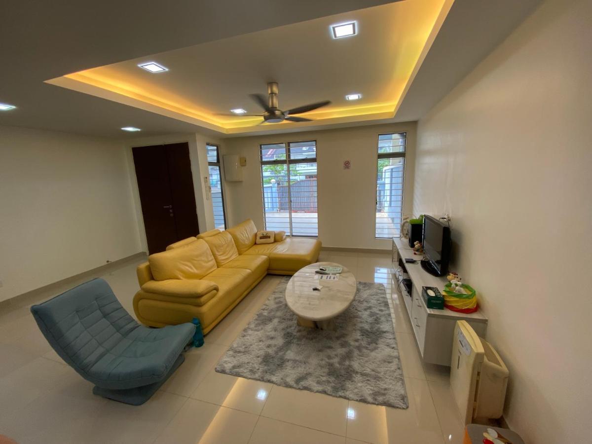 Entire Residential Home•Jia Residences Bkt Serdang沙登温暖的家 Seri Kembangan Extérieur photo