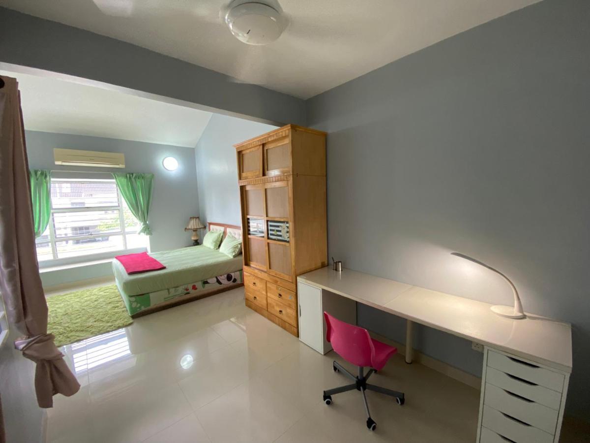 Entire Residential Home•Jia Residences Bkt Serdang沙登温暖的家 Seri Kembangan Extérieur photo