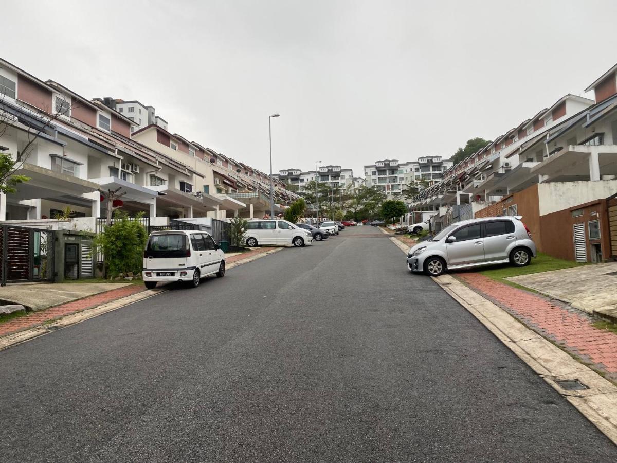 Entire Residential Home•Jia Residences Bkt Serdang沙登温暖的家 Seri Kembangan Extérieur photo