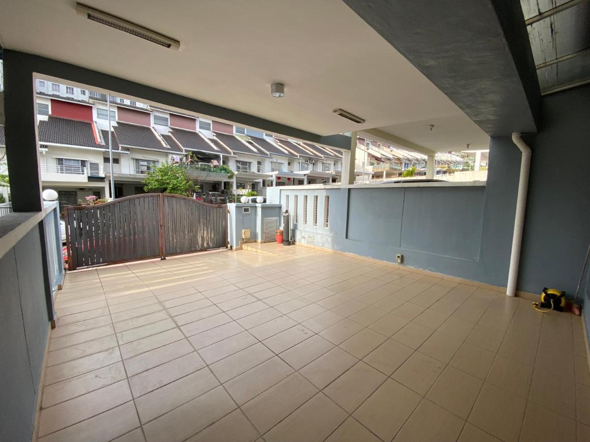 Entire Residential Home•Jia Residences Bkt Serdang沙登温暖的家 Seri Kembangan Extérieur photo
