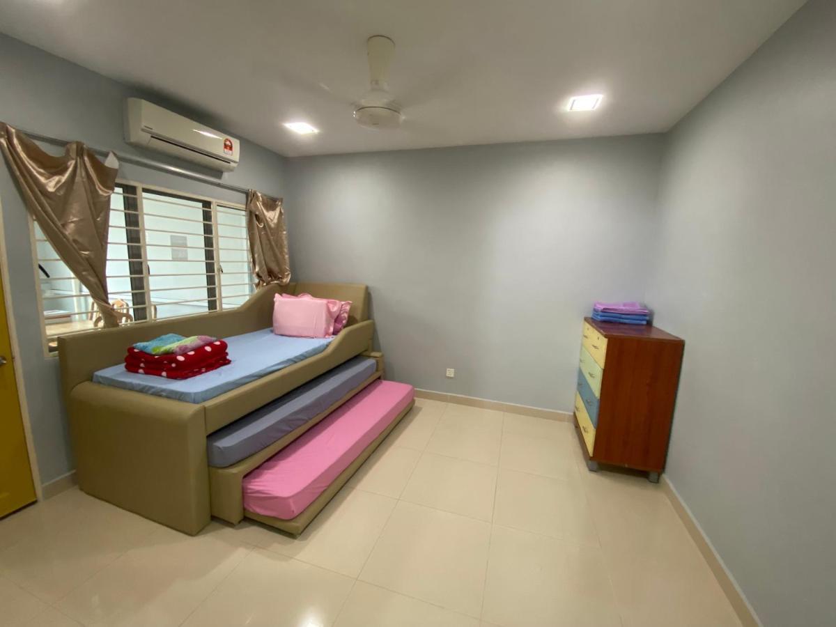 Entire Residential Home•Jia Residences Bkt Serdang沙登温暖的家 Seri Kembangan Extérieur photo