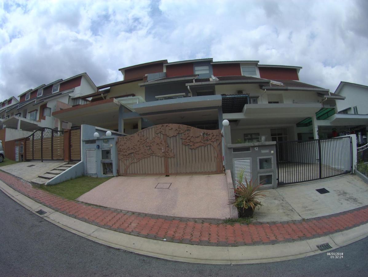 Entire Residential Home•Jia Residences Bkt Serdang沙登温暖的家 Seri Kembangan Extérieur photo