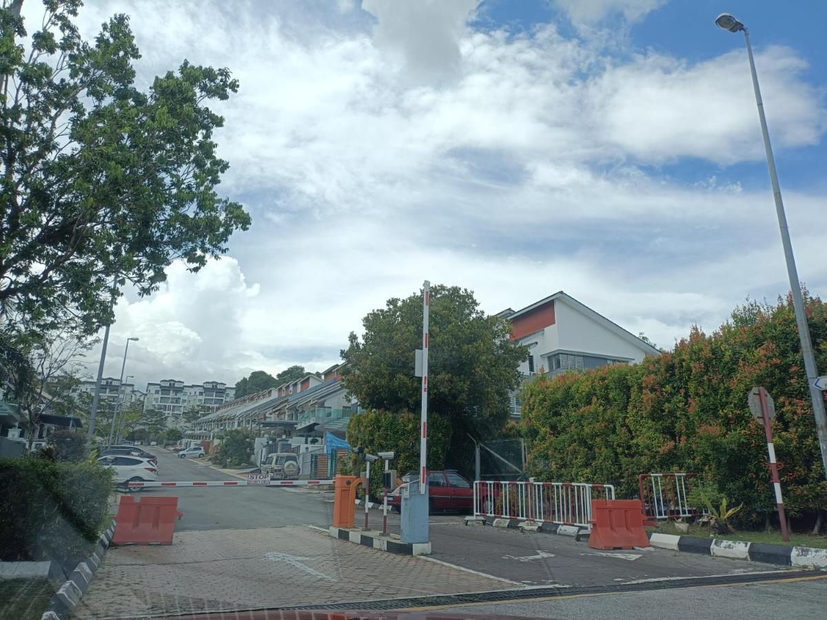 Entire Residential Home•Jia Residences Bkt Serdang沙登温暖的家 Seri Kembangan Extérieur photo
